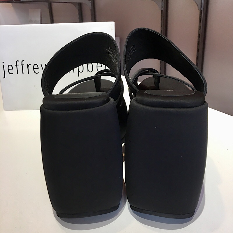 ラウンドフォルムサンダル（jeffrey campbell）