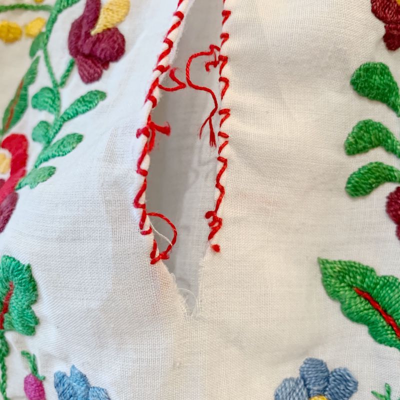 ハンガリー カロチャ刺繍 赤いお花 ブラウス（USED） | スナマグ 