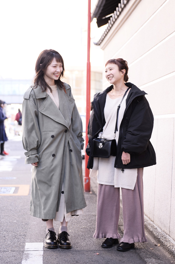 栄で撮影した（左）小嶋美咲さん　（右）水谷裕美さん
