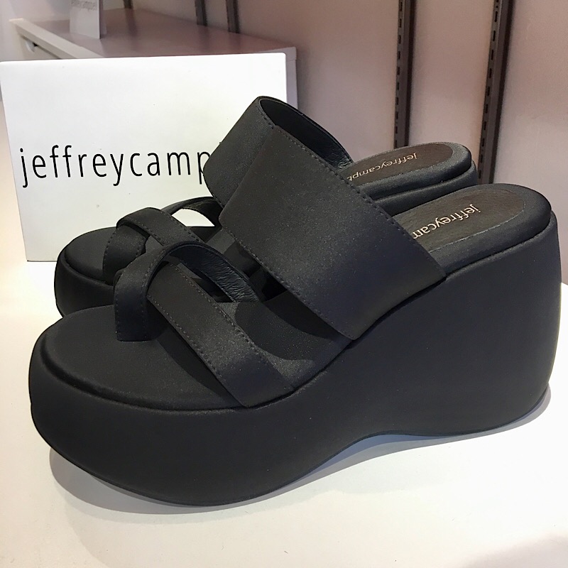 ラウンドフォルムサンダル（jeffrey campbell）